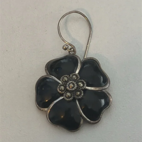 Pre owned- Elegant Black Flower Jewelry Set - Picture 4 of 16